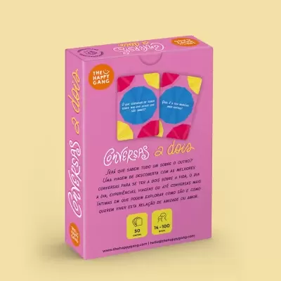 Caixa rosa do jogo 'Conversas a dois' da THE HAPPY GANG em fundo amarelo