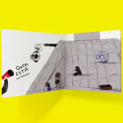 Livro infantil aberto mostrando ilustrações de telhado cinzento e texto questionando quem está no telhado.