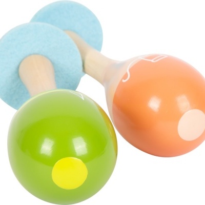 Dois chocalhos de madeira coloridos com asas de feltro azuis