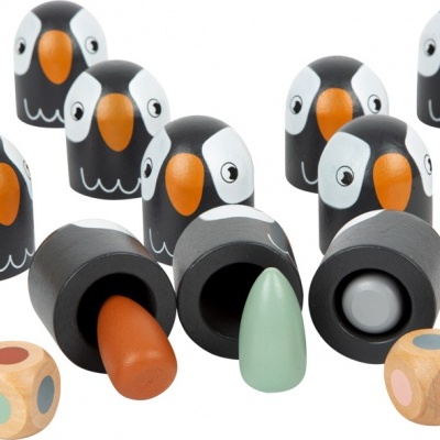 Peças de jogo de madeira com padrão de pássaros pretos e bicos laranja, bastões coloridos e dados de madeira.