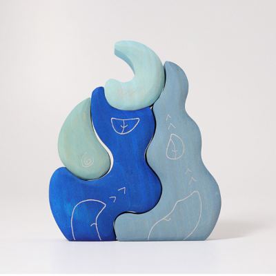 Escultura abstrata em madeira com tons de azul e desenhos brancos