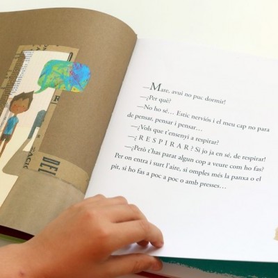 Livro infantil aberto mostrando texto e ilustrações coloridas