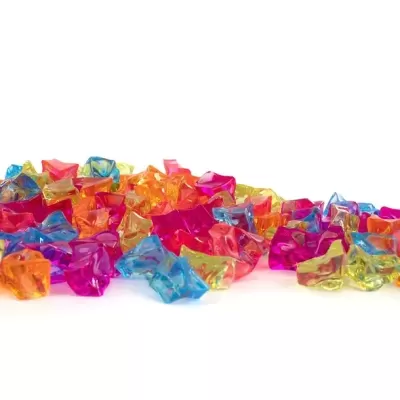 Pequenas pedras decorativas translúcidas coloridas