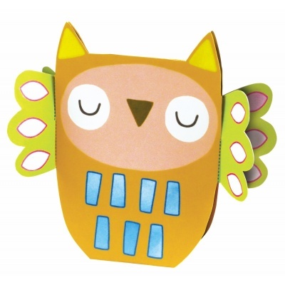 Caixa em cartão colorido em forma de coruja com asas coloridas