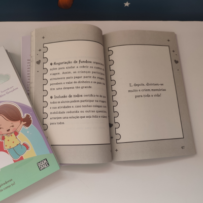 Livro aberto com texto em português sobre angariação de fundos e inclusão, e capa com ilustração de criança