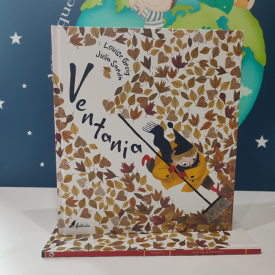 Capa do livro 'Ventania' com folhas castanhas e amarelas e personagem com casaco amarelo