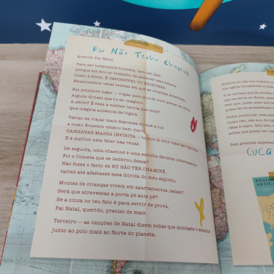 Livro aberto com texto em português e fundo de mapa-múndi