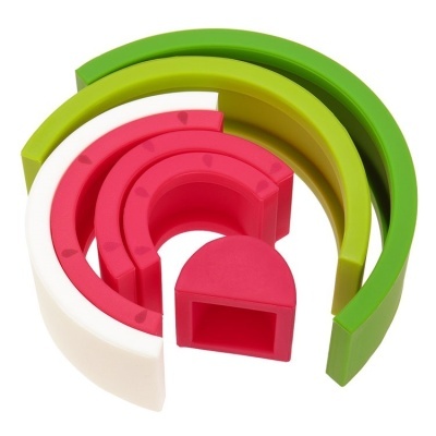 Conjunto de peças plásticas coloridas em forma de arcos