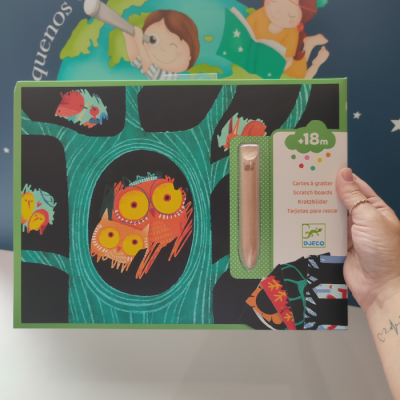 Conjunto de cartões para riscar com desenhos de corujas e caneta rosa da marca Djeco