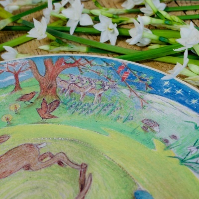 Prato decorativo com ilustração colorida de animais e natureza