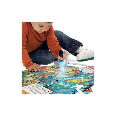 Menino a brincar com jogo marítimo e caneta eletrónica azul