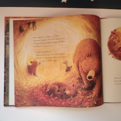 Ilustração de ursos castanhos em ambiente natural de outono com texto em português