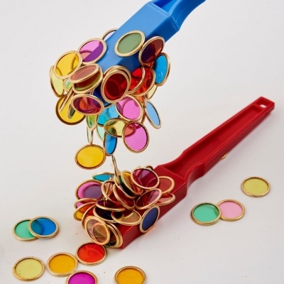 Dois limpadores de moedas coloridos com moedas redondas coloridas sobre fundo branco