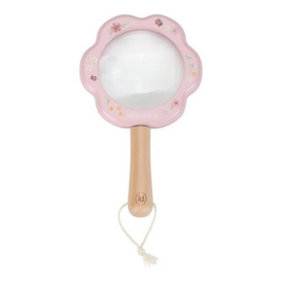 Lupa infantil com moldura rosa decorada com flores e pega em madeira clara