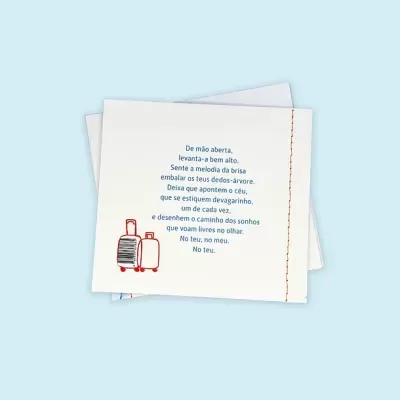 Cartões com texto em português e ilustração de malas vermelhas sobre fundo azul claro