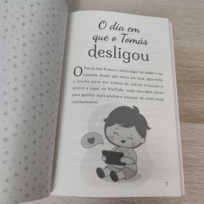 Página de livro infantil com texto e ilustração de criança a jogar num tablet