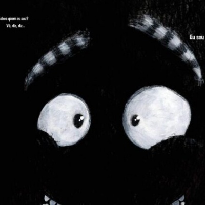 Rosto caricatural preto com olhos grandes e texto em branco