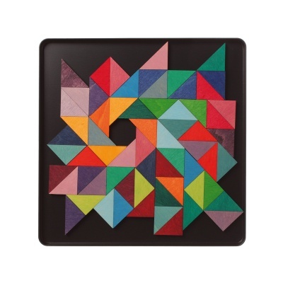 Quebra-cabeças de peças triangulares coloridas numa base preta quadrada