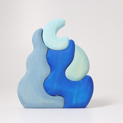 Escultura abstrata em madeira azul clara e azul sobre fundo branco