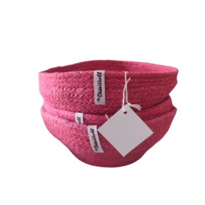 Tres cestos cor-de-rosa tecido com etiqueta Dasi Hand e etiqueta pendurada