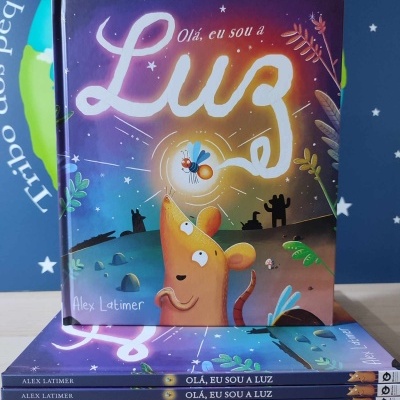 Capa do livro infantil 'Olá, eu sou a Luz' de Alex Latimer com ilustração colorida de rato e luz