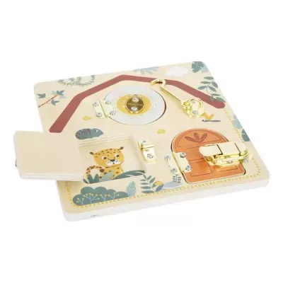 Painel de atividades infantil em madeira com elementos móveis e metálicos dourados e padrão de casa com animais e plantas.