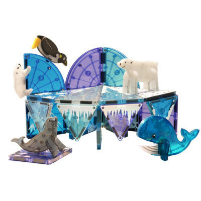 Peças plásticas azuis e transparentes com figuras de animais polares como urso, pinguim, morsa, baleia e foca