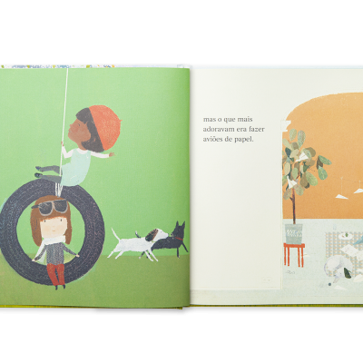 Páginas abertas de livro infantil com ilustrações de crianças e cães, texto em português.