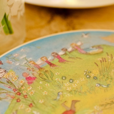 Prato decorativo com ilustração campestre colorida