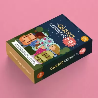 Caixa colorida de cartão com ilustrações de crianças e texto Quero Conhecer Me