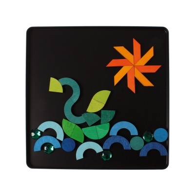 Objeto quadrado preto com formas geométricas coloridas representando um animal, sol e ondas