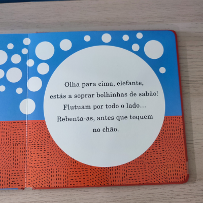 Página de livro infantil com texto em português e fundo azul, branco e laranja
