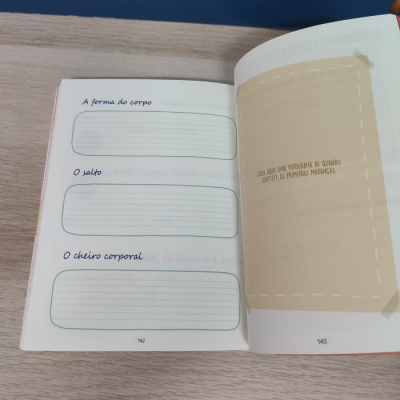 Livro aberto com espaço para escrever e um texto para colar fotografia