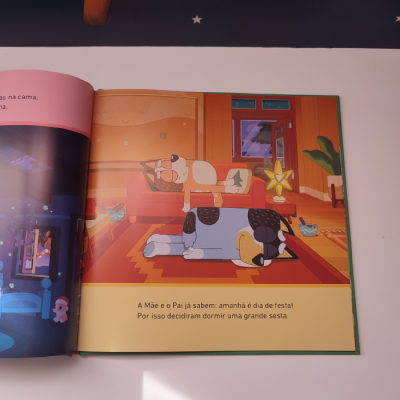 Página de livro infantil com ilustração de dois cães a dormir e texto em português