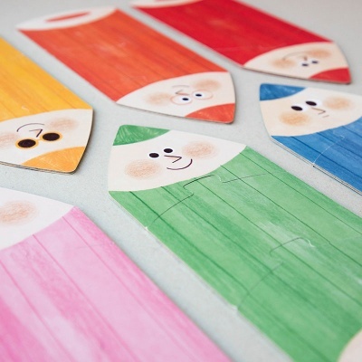 Lápis coloridos de madeira com rostos sorridentes desenhados