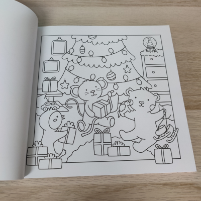 Desenho para colorir com animais e presentes em árvore de Natal