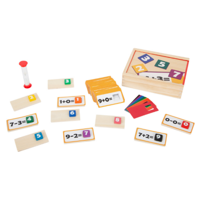 Conjunto de aprendizagem matemática com peças de madeira, cartões de operações e temporizador vermelho