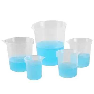 Conjunto de béqueres transparentes com líquido azul