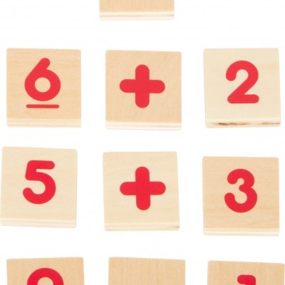 Blocos de madeira com números vermelhos e símbolos matemáticos