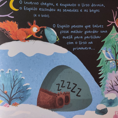 Ilustração colorida de esquilo com noz perto de um urso a dormir numa caverna de neve com texto em português.