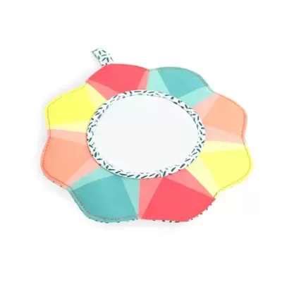 Almofada colorida em formato de flor com centro branco e pétalas multicolor