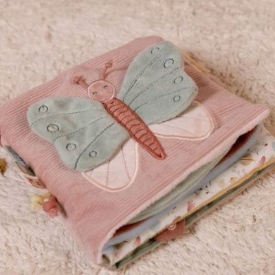 Livro de tecido rosa com borboleta aplicada e superfície felpuda creme