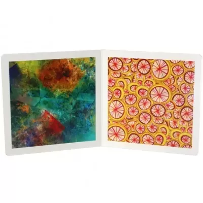 Dois quadrados decorativos com moldura branca, um padrão abstrato colorido e outro com fatias de citrinos coloridas