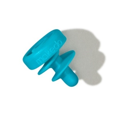 Produto azul em plástico com texto 'makedo' no fundo branco