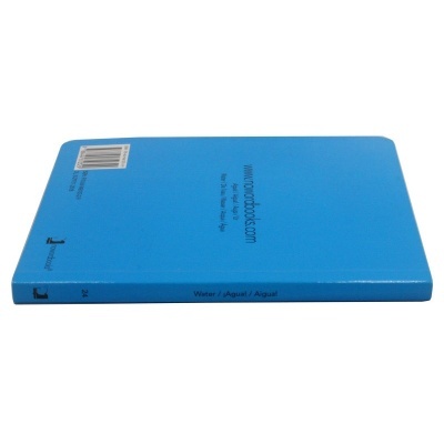 Livro de capa dura azul claro com texto impresso preto e código de barras na capa