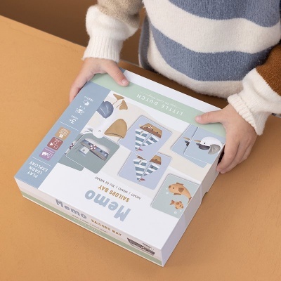 Jogo de cartas de memórias para bebé com tema de animais marinhos na caixa.