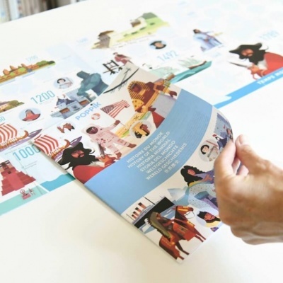 Folheto ilustrado e colorido de cultura portuguesa com texto oficial e ilustrações