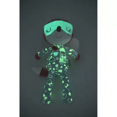 Boneco de pelúcia com pijama e máscara de dormir que brilham no escuro