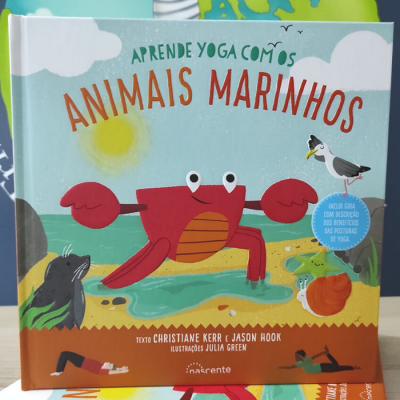 Capa de livro infantil com caranguejo vermelho e animais marinhos desenhados
