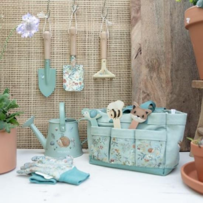 Conjunto de jardinagem azul claro com ferramentas e luvas em bolsa, cenário com plantas e vasos de terracota